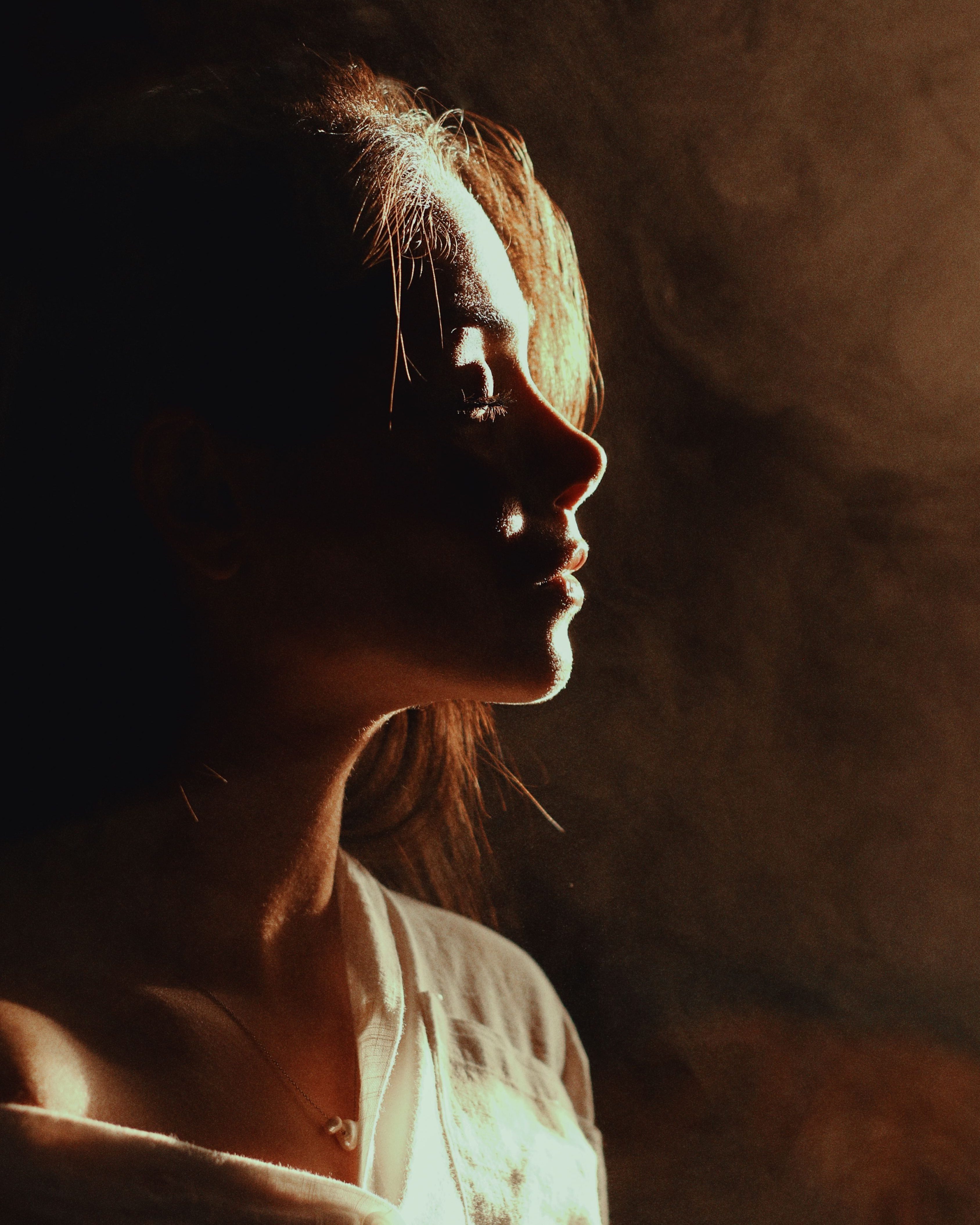 Light from the side on face of a woman